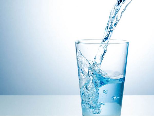 Een glas water, water drinken is gezond.
